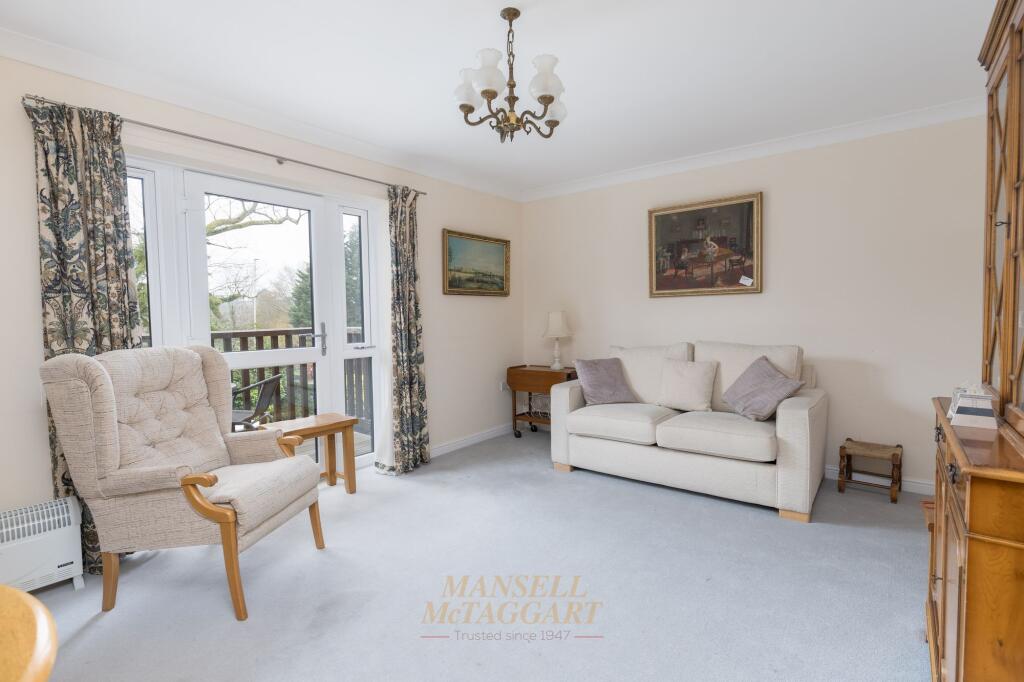 Apartment in East Grinstead, North End - View 2