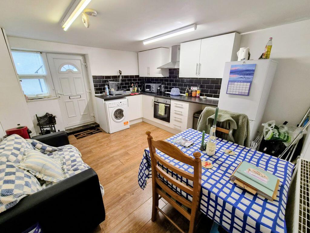 House in Leeds, Burley - More
