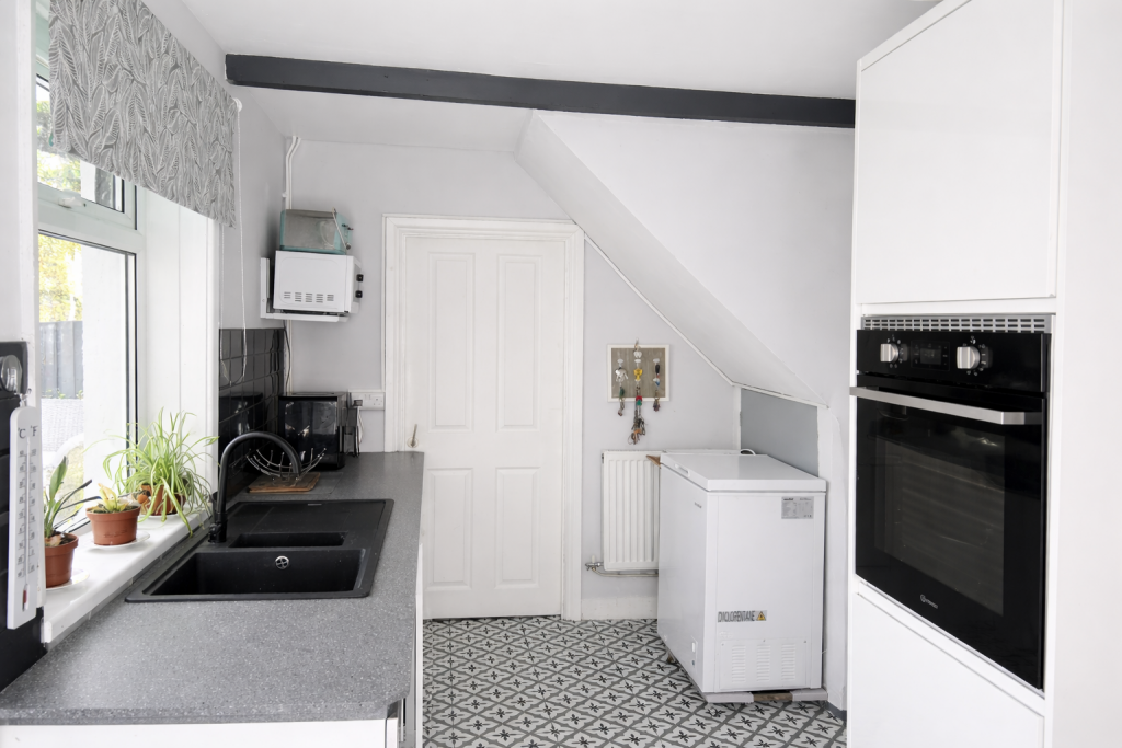 Crescent Road, Bridgend, CF32 photo 4