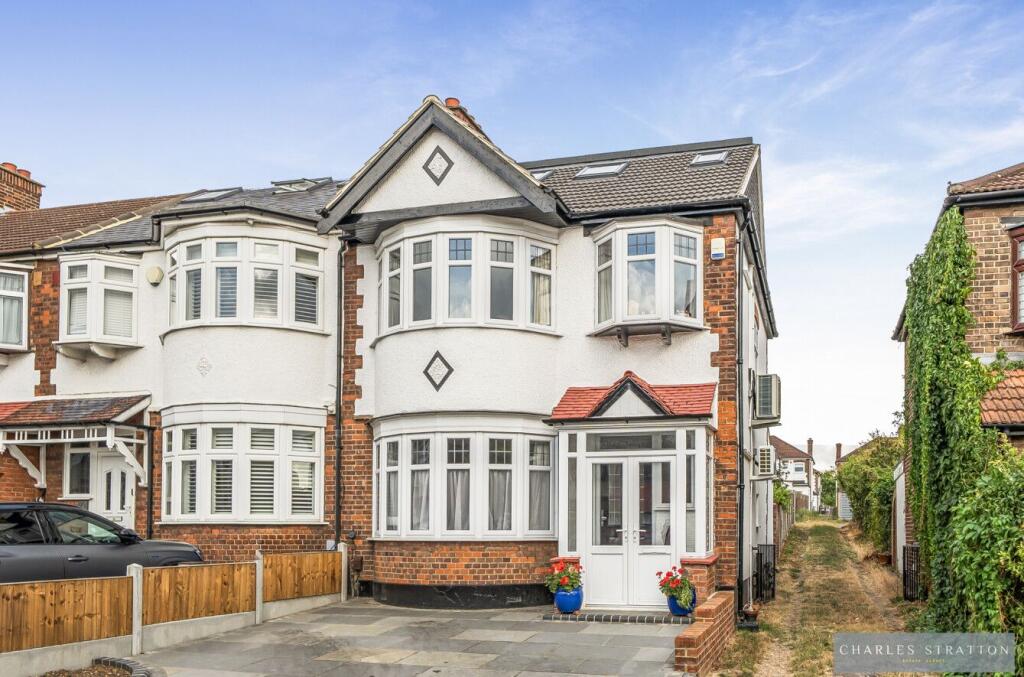 4 Bedroom Terraced in RM2 5AS