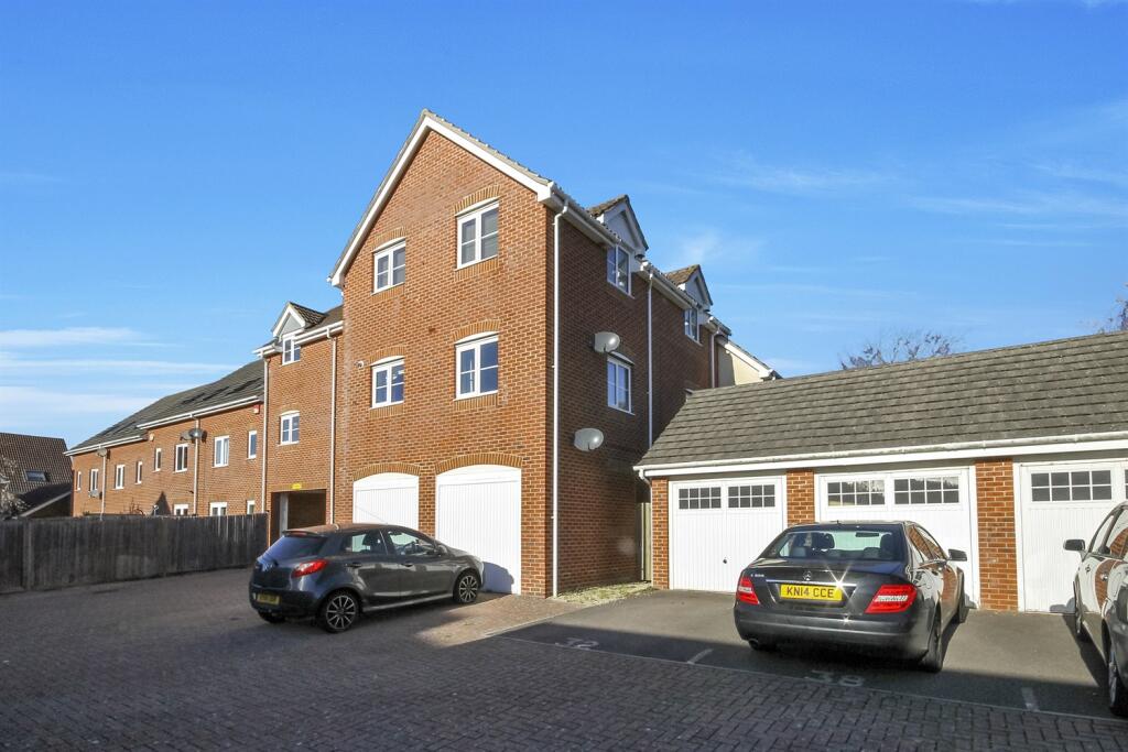 Main image of property: 2 bedroom Second Floor Flat in Chichester
