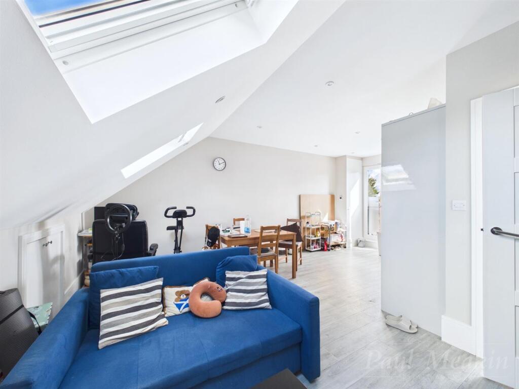 Apartment in Croydon - View 3