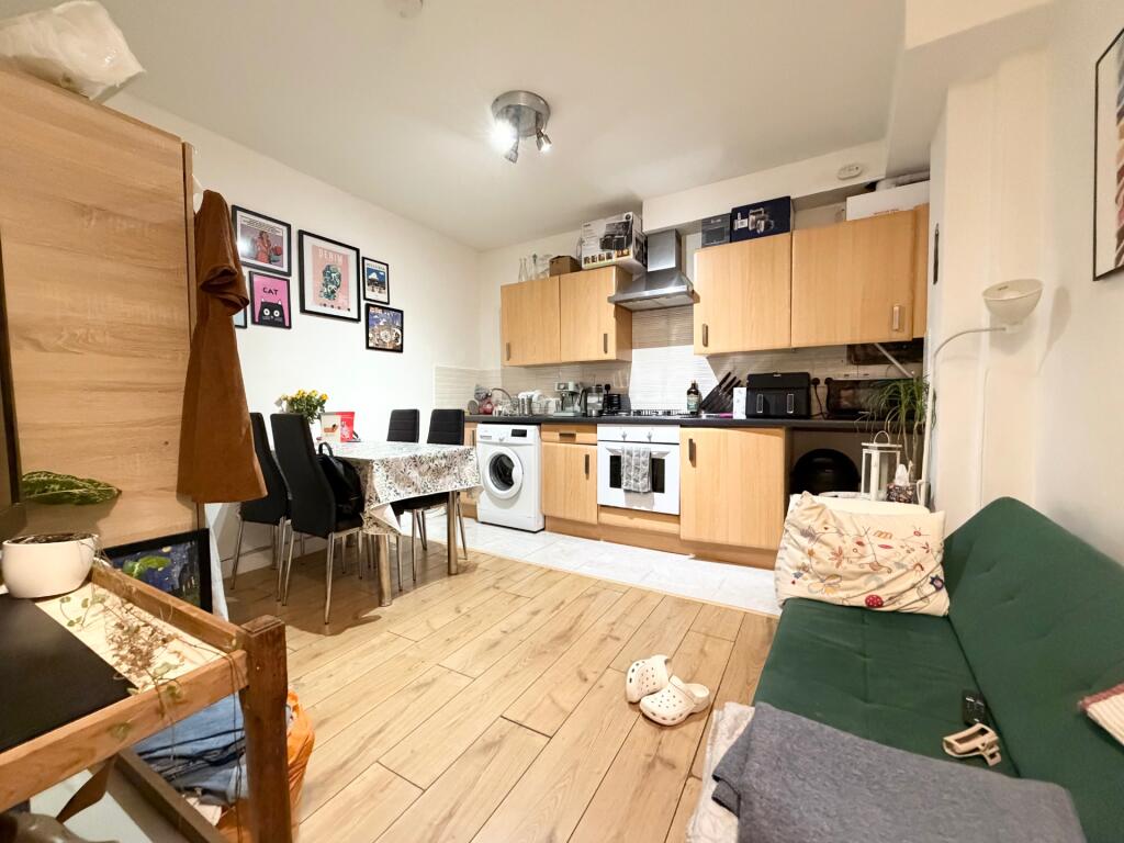 Main image of property: Hendon Lane, Finchley, N3