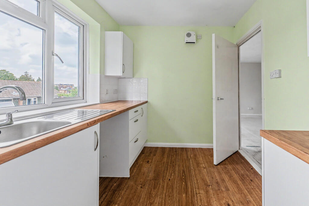 Apartment in Guildford, Surrey - More