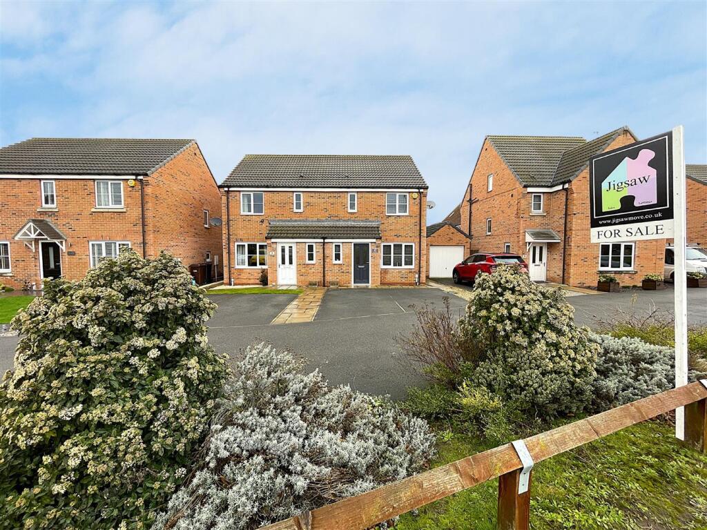 3-bed semi-detached on Blackthorn Close, Selby, £220,000
