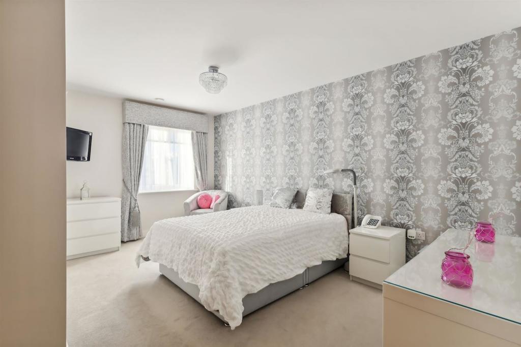 Apartment in Southall - View 3
