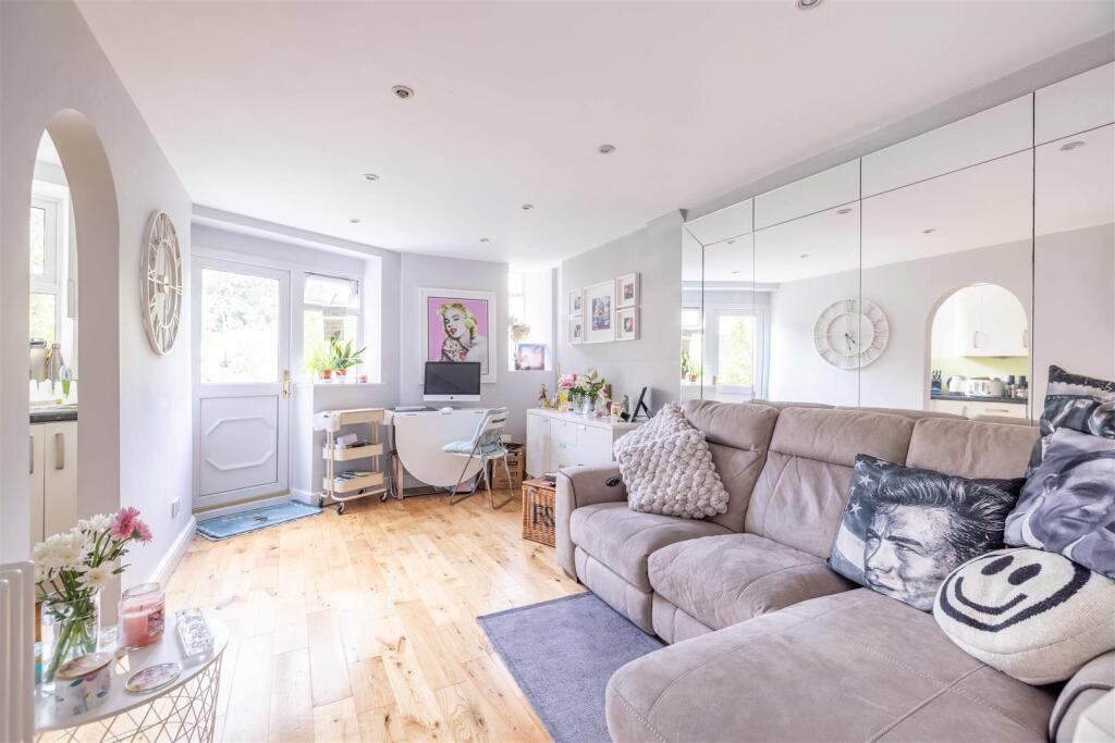 Apartment in Slough - More