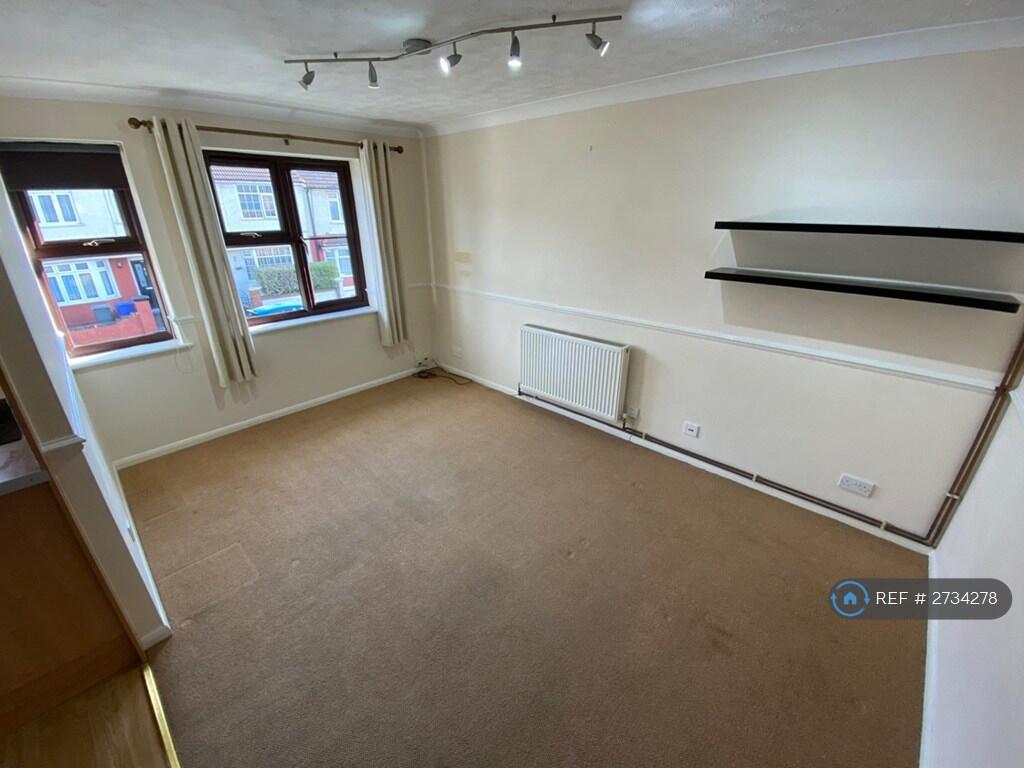 Apartment in Romford - More