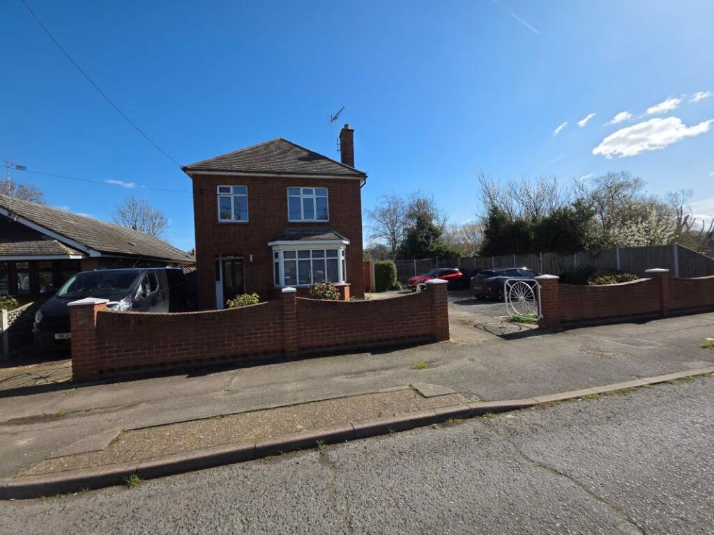 Janeen, Ruskin Road, Stanford-le-Hope, Essex, SS17 0LF photo 2