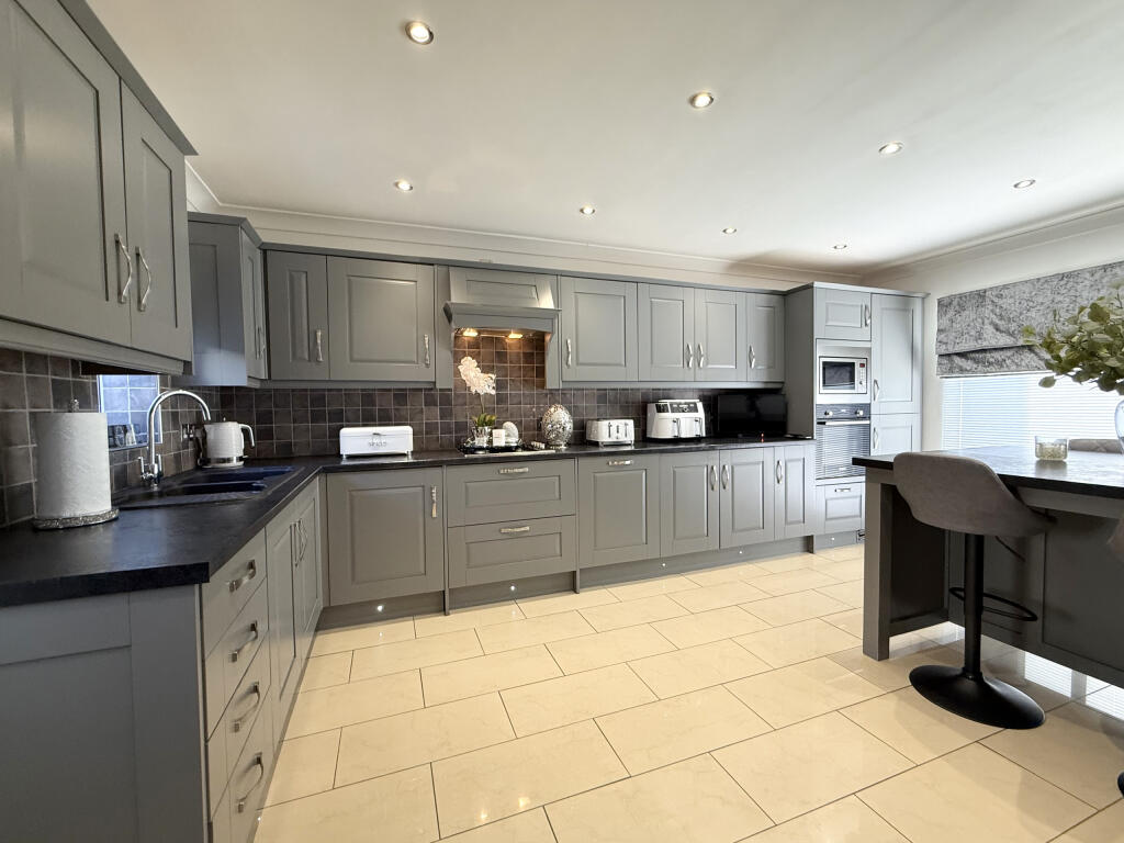 House in Rhondda Cynon Taf, Cwmbach - View 5