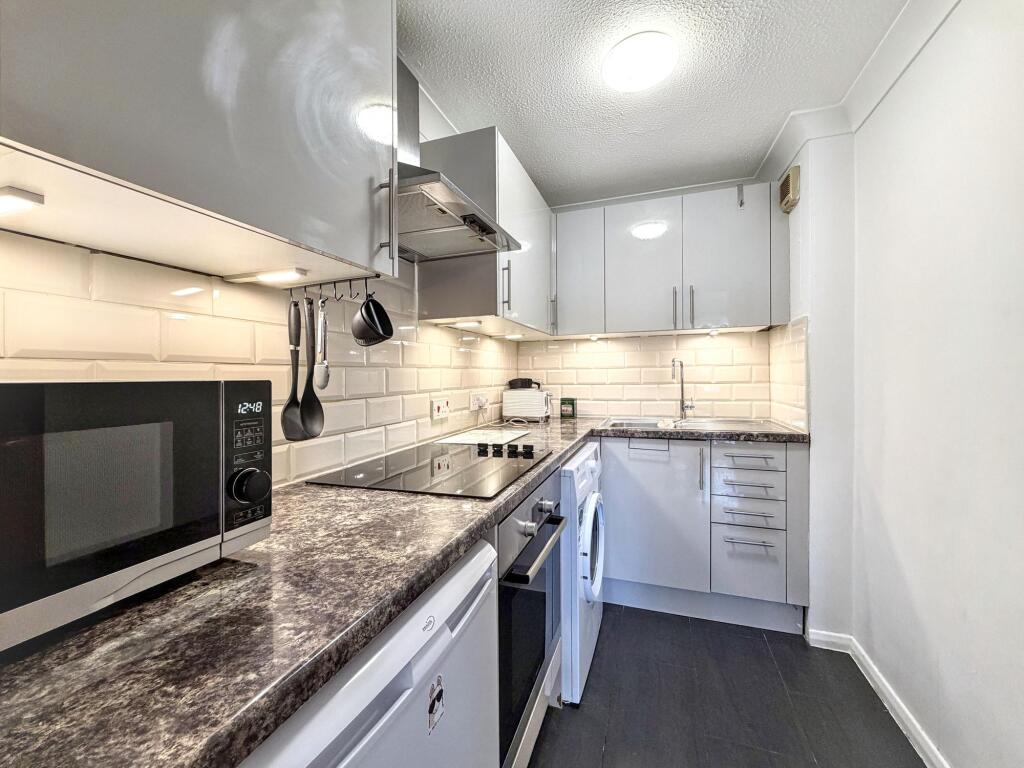 Apartment in Kingston upon Thames - View 3