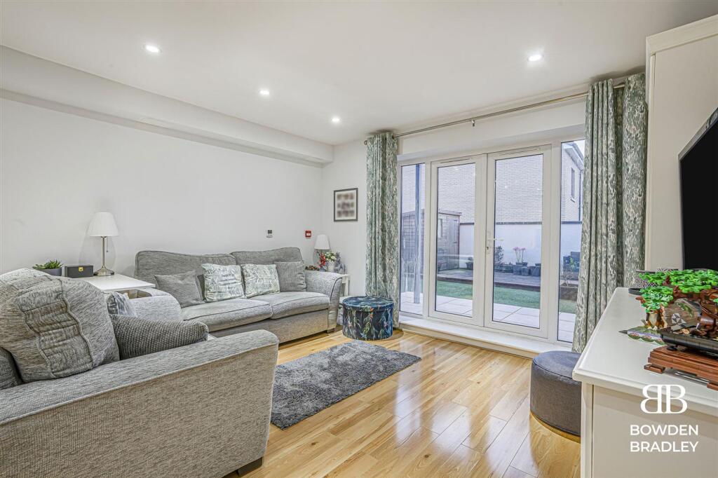 Apartment in London, Hainault - View 3