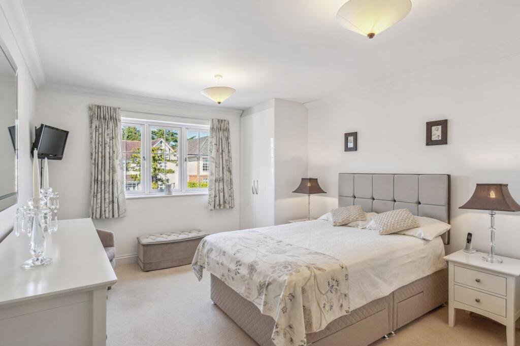Apartment in Knotty Green, Beaconsfield New Town, Beaconsfield - View 3