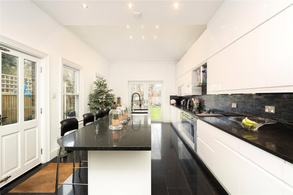 House in London, Royal Borough of Kingston upon Thames - View 2