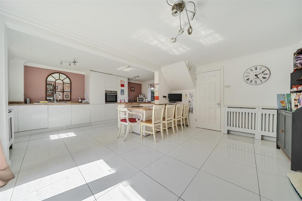 Larch Close, Woodford Halse, NN11 photo 4