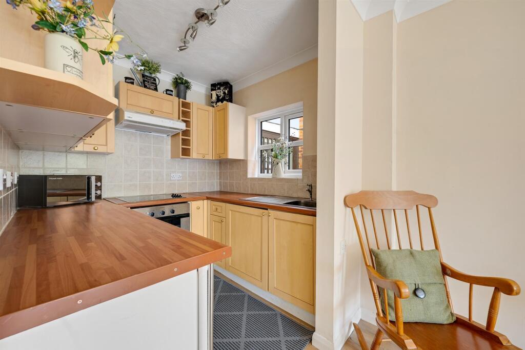 Apartment in Bromley - View 3