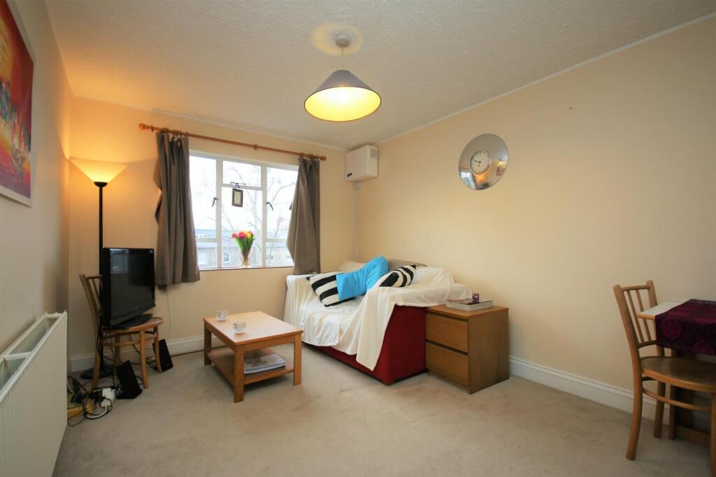 Main image of property: Hamilton Park West, N5 1AD