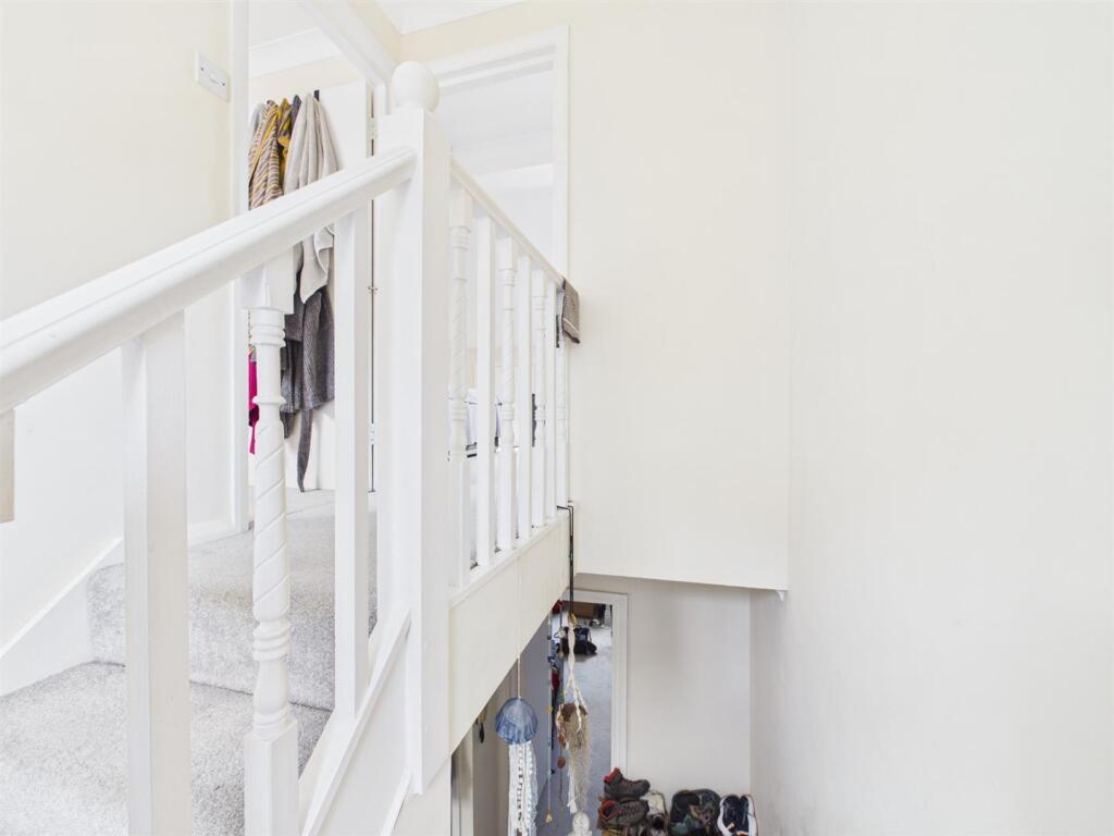 Apartment in Brighton, Round Hill - More