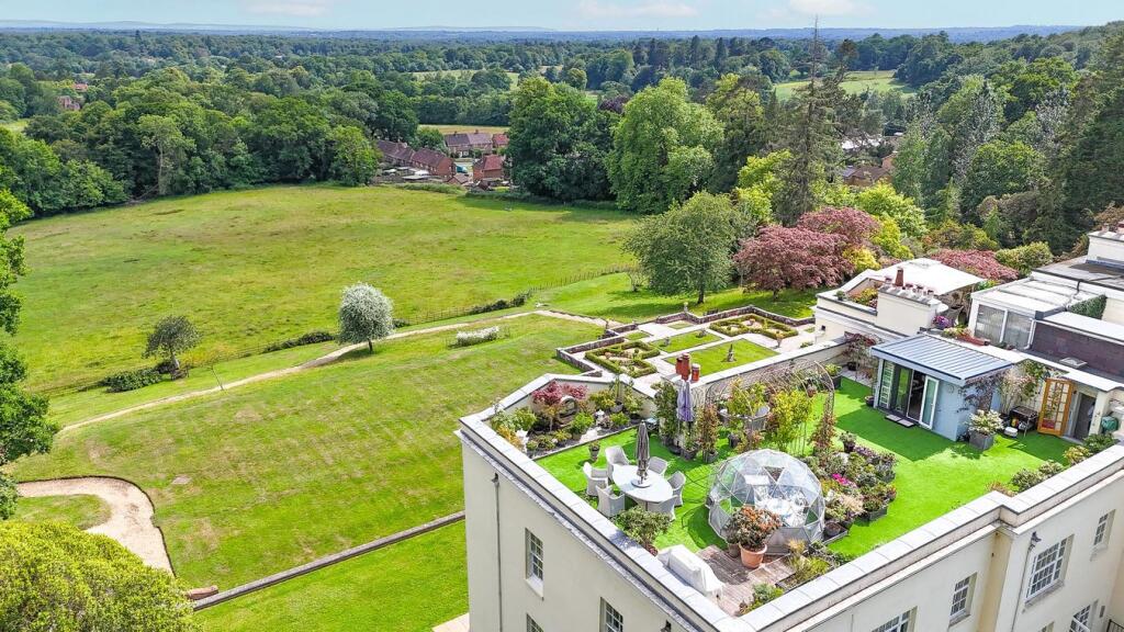 3-bed flat on Swan Green, Emery Down, Lyndhurst, SO43, £850,000