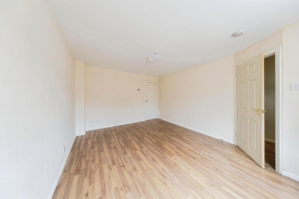 Lynmouth Crescent, Furzton, Milton Keynes, MK4 photo 4