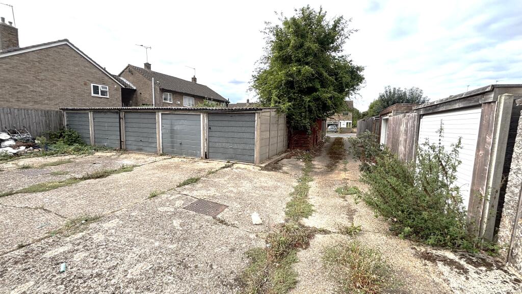 Garages at Marescroft Road, Berkshire, SL2 2LN photo 4