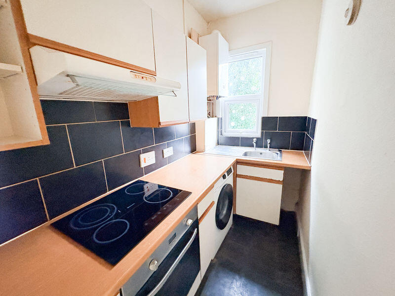 Manor Road, Westcliff-On-Sea photo 4