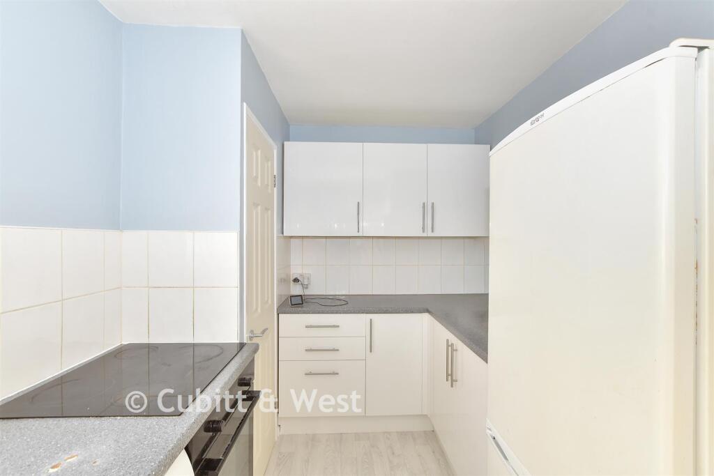 Apartment in Crawley, Gossops Green - View 3