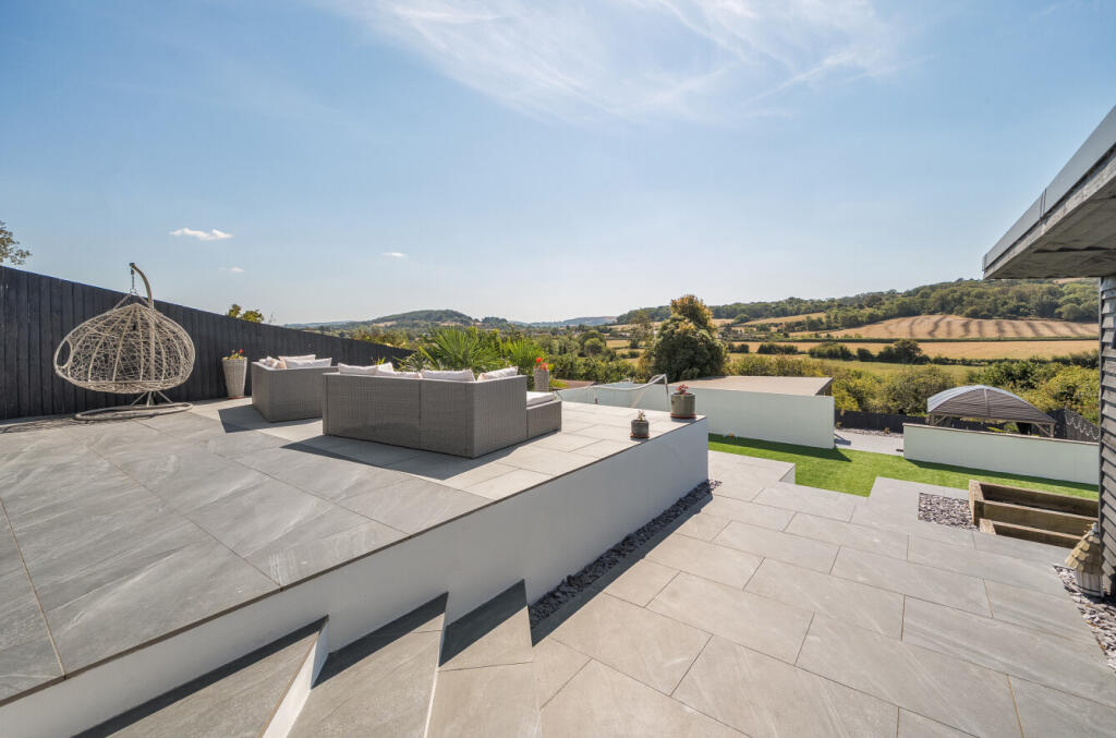 House in Weston-super-Mare, Locking Grove - View 2