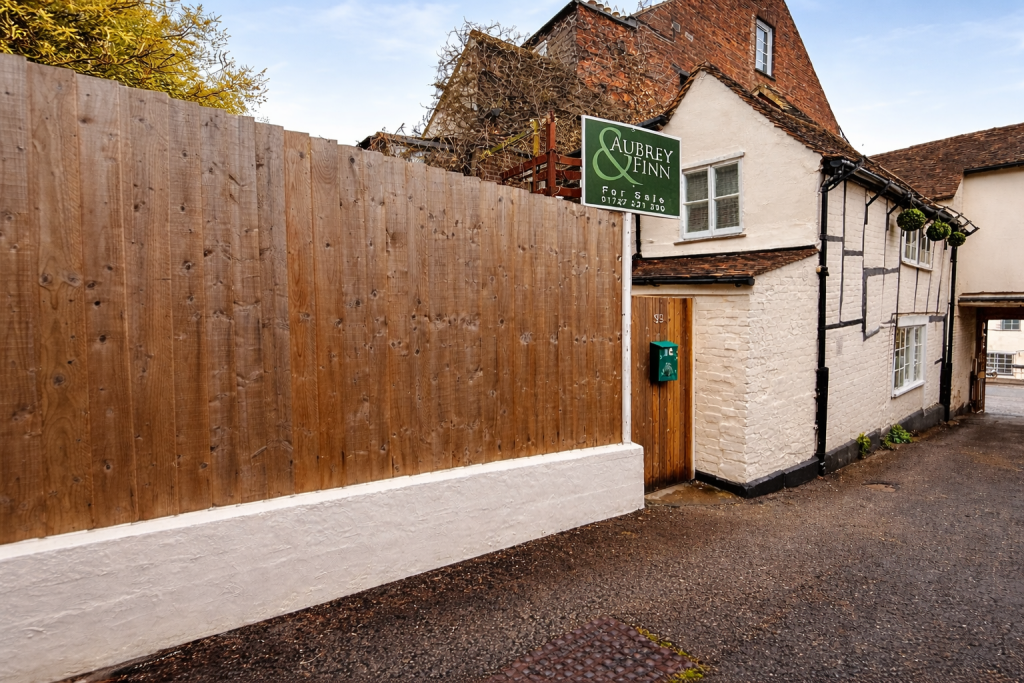 Main image of property: High Street, Hemel Hempstead, Hertfordshire
