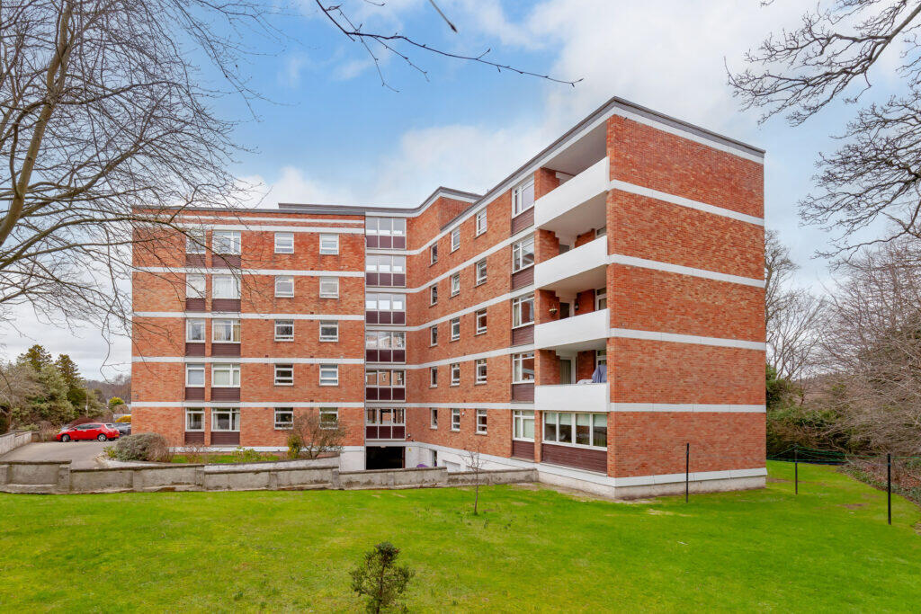 Main image of property: 11 Almond Court East, 5 Braehead Park, Edinburgh, EH4 6AZ