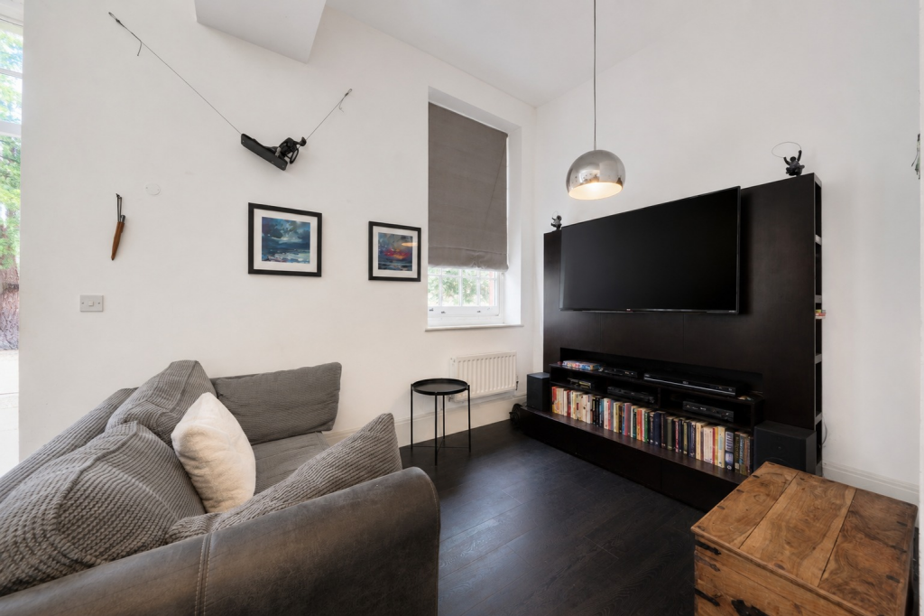 Apartment in Epsom and Ewell, Manor Park - View 4