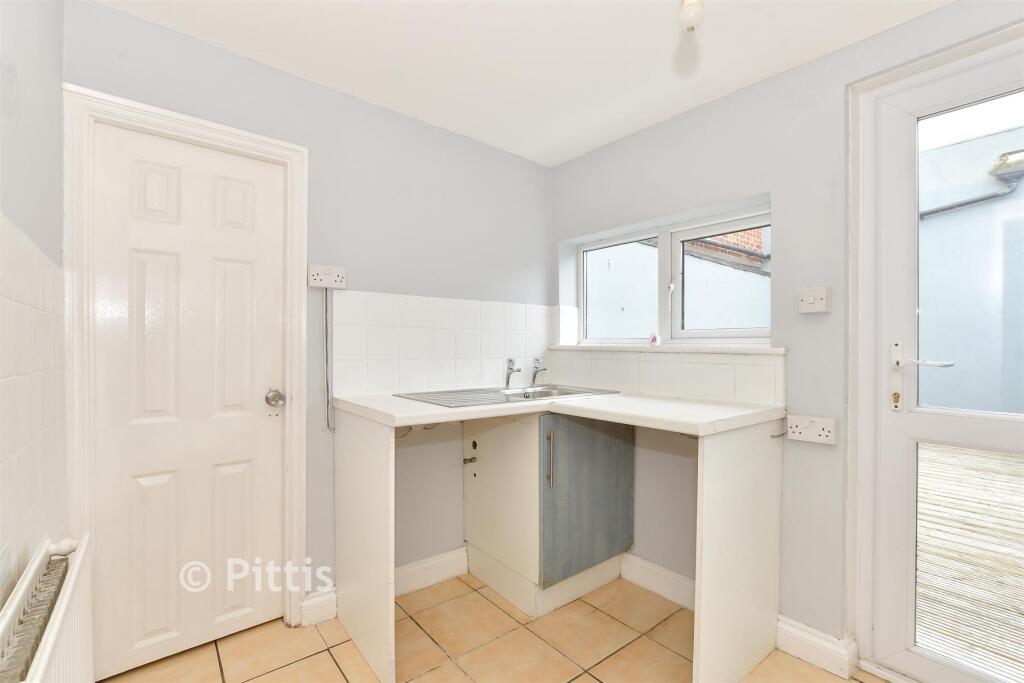 House in Sandown, Yaverland - More