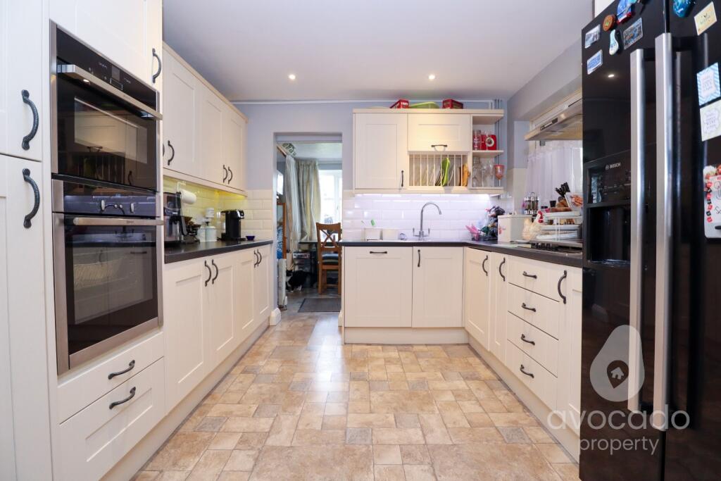 Giffard Drive, Farnborough, Hampshire, GU14 8PZ photo 2