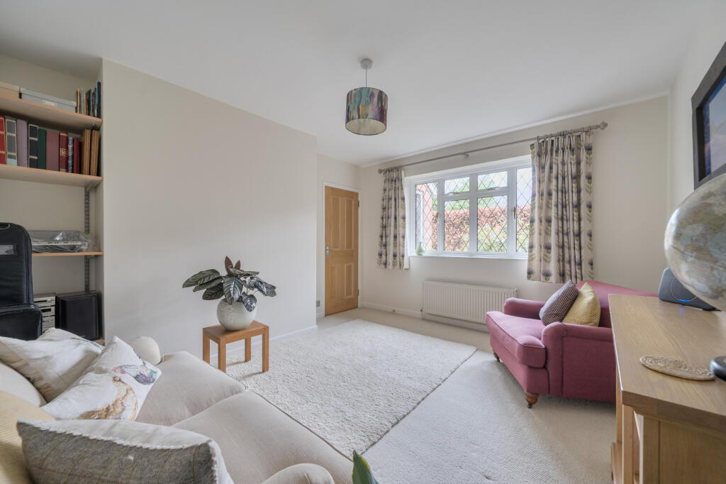 Trotsworth Avenue, Virginia Water, GU25 photo 4