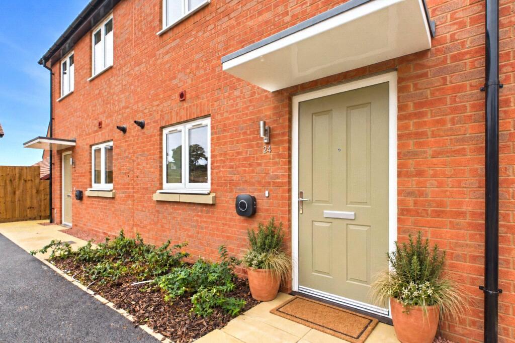 2-bed semi-detached on Hadlow Gardens, Kettering, Northamptonshire, NN16, £202,500