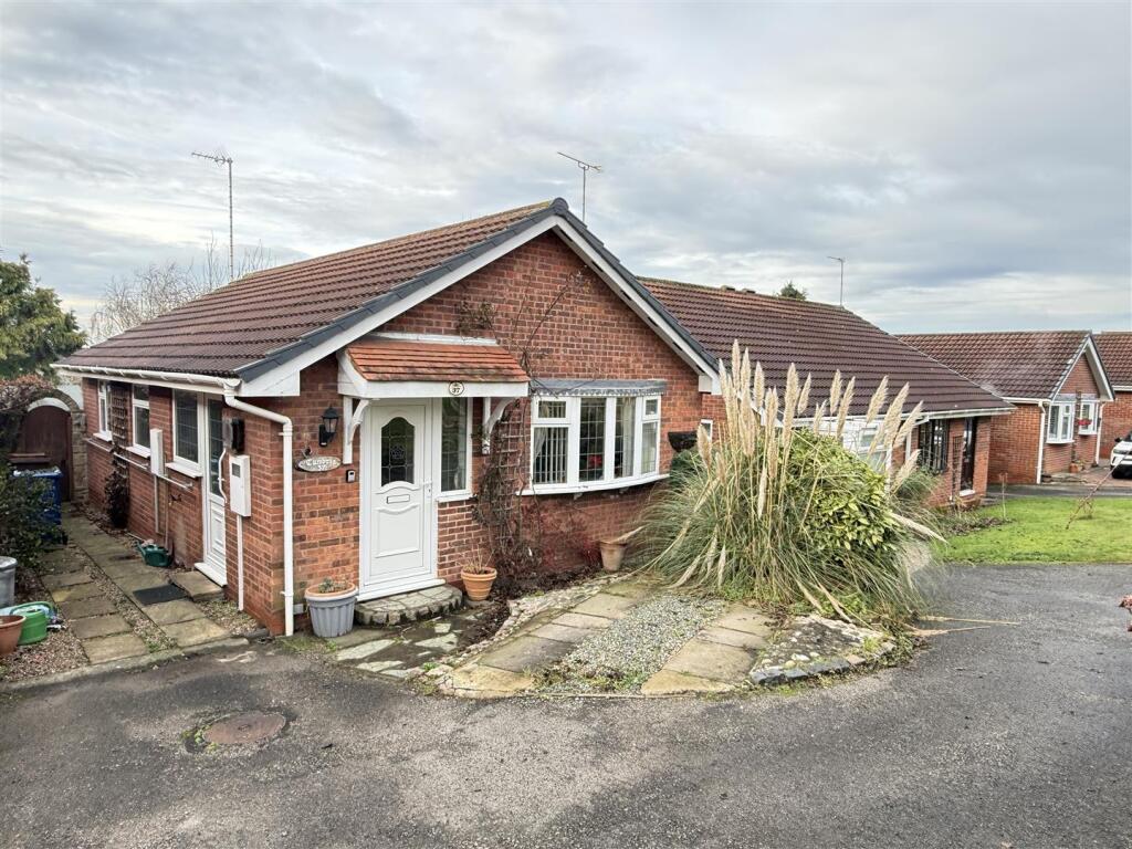 2-bed detached on Chatsworth Drive, Tutbury, Burton-On-Trent, £215,000