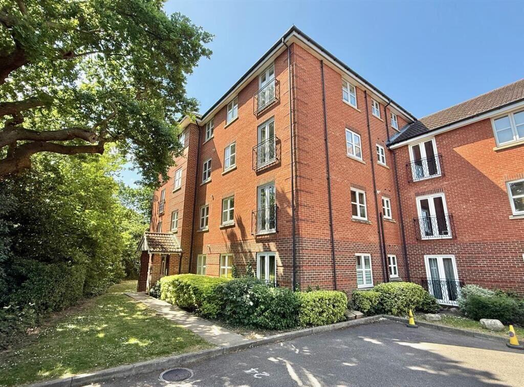 2-bed flat on 21 College Court, 3 Scholars Way, Gidea Park, Romford, Essex, RM2 5UQ, £200,000