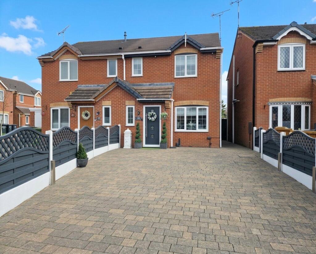 3-bed semi-detached on Pebblebrook Way, Bedworth, Warwickshire, CV12, £240,000