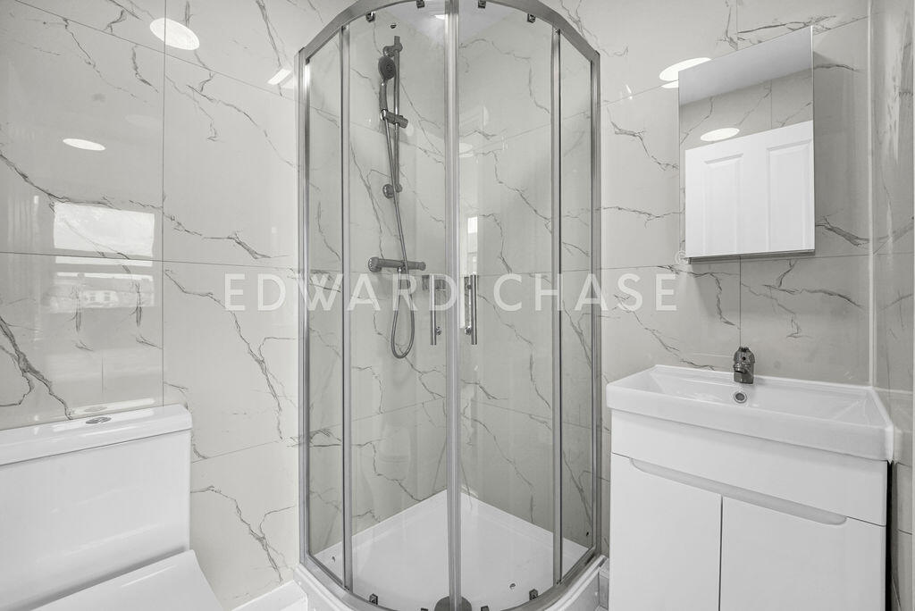 *En-Suite Room, All Bills Included, High Road* - View 3