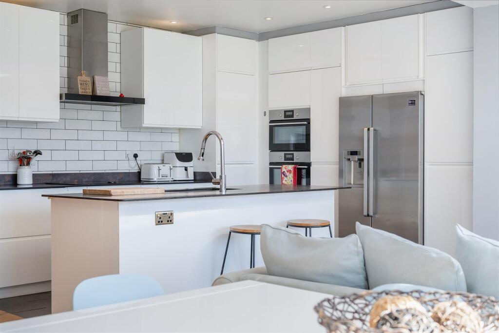 House in Sutton - View 5