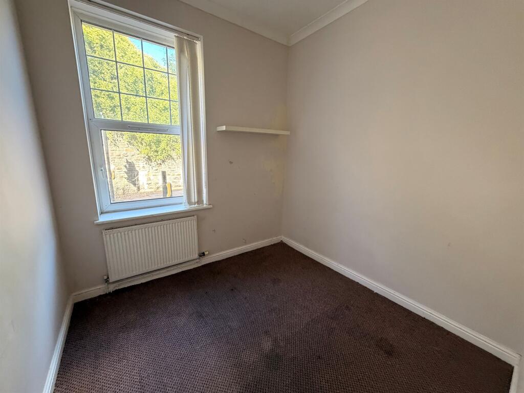 Apartment in Pontypridd, Maesycoed - More