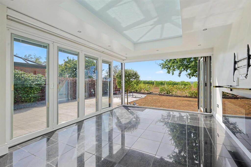House in Rochford, Hullbridge - View 5