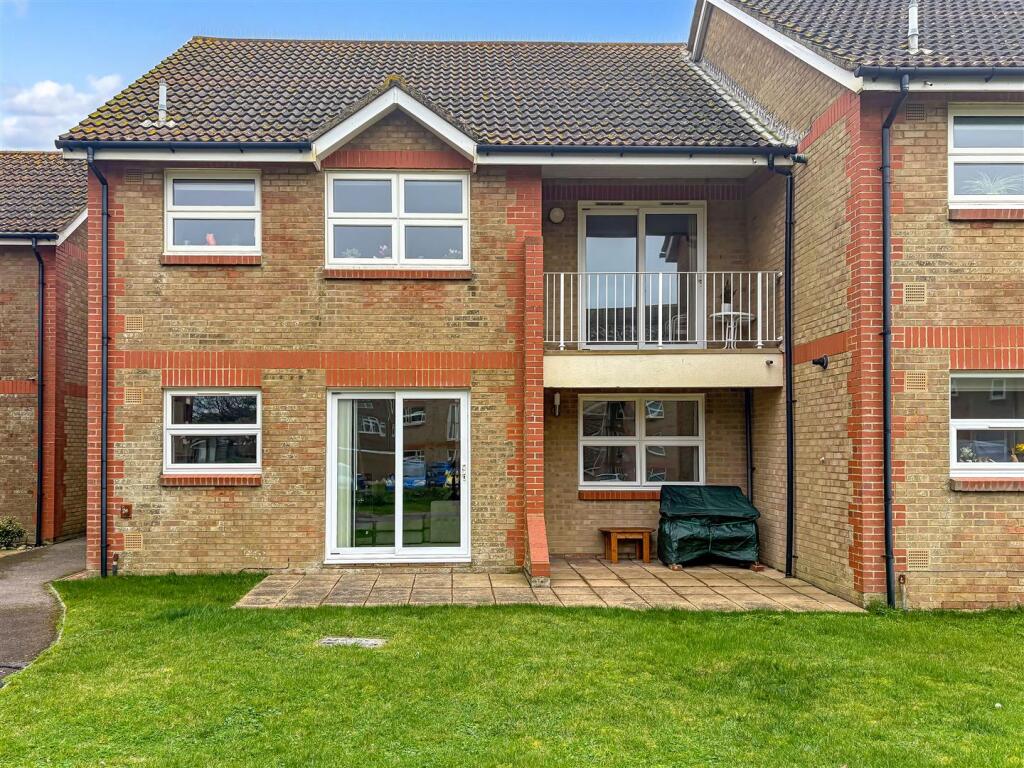 2-bed flat on The Gilberts, Sea Road, Rustington, £310,000