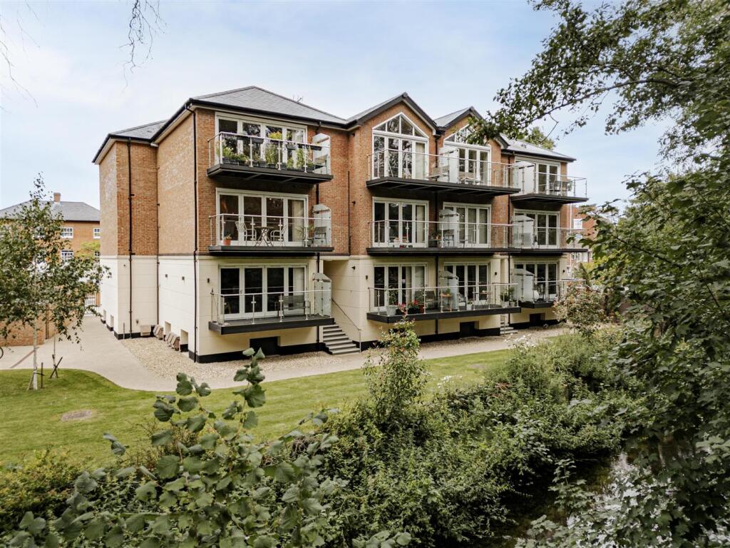 2-bed flat on St. Stephen's Road, Canterbury, £335,000