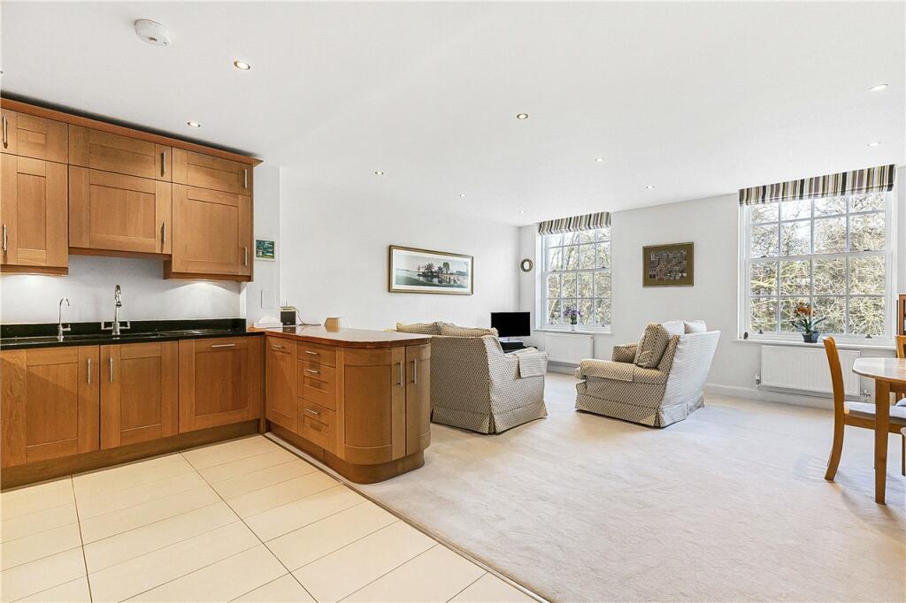 3-bed flat on Bridge Road, Welwyn Garden City, AL8, £500,000