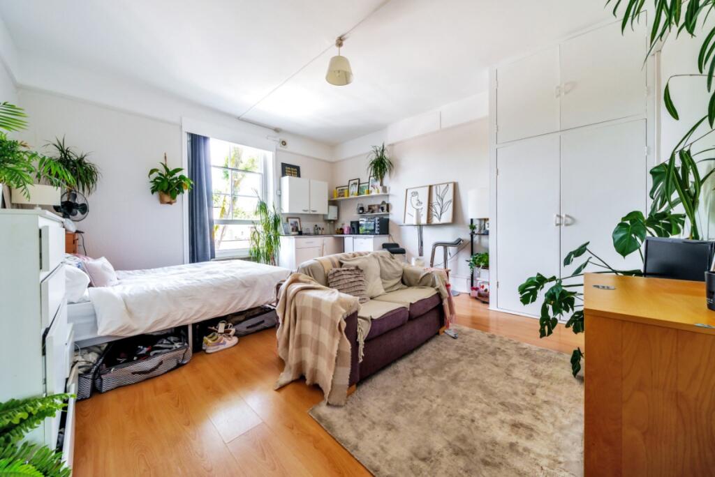 Main image of property: Kings Avenue, London, SW4