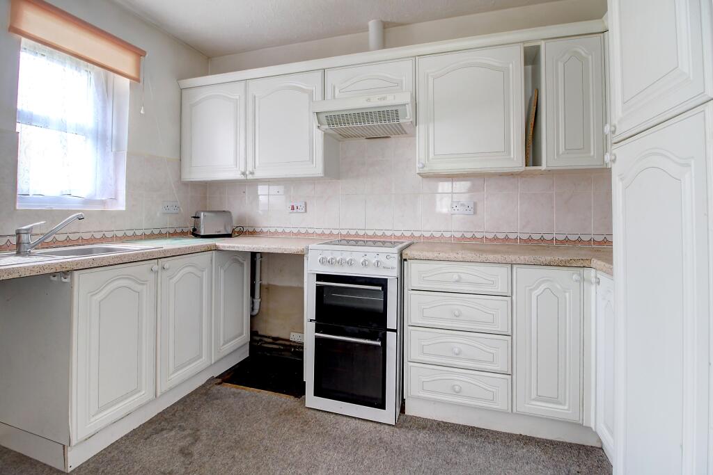 Farm View Drive, Basingstoke, RG24 photo 3
