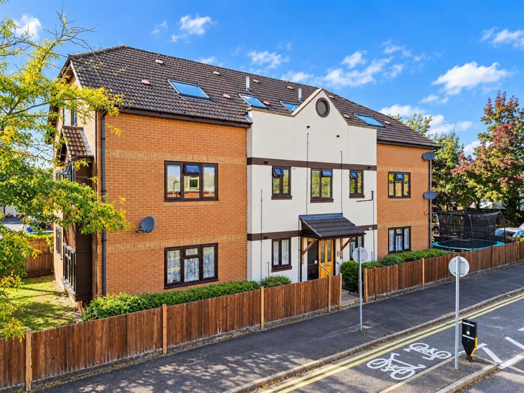 2-bed flat on Elmsleigh Road, Farnborough, £225,000