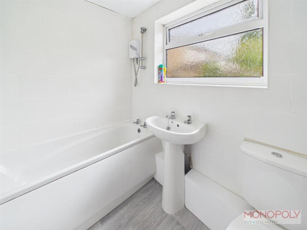 House in Wrexham, Plas Coch, Rhosddu - More
