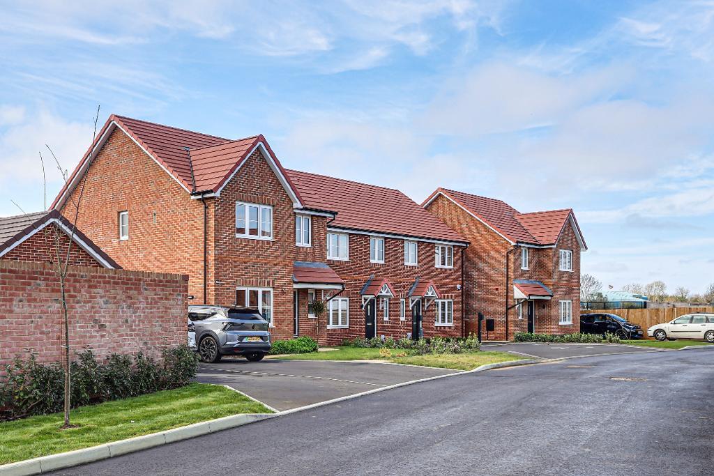 3-bed semi-detached on Swan Mews, Warlingham, CR6 9FP, £575,000
